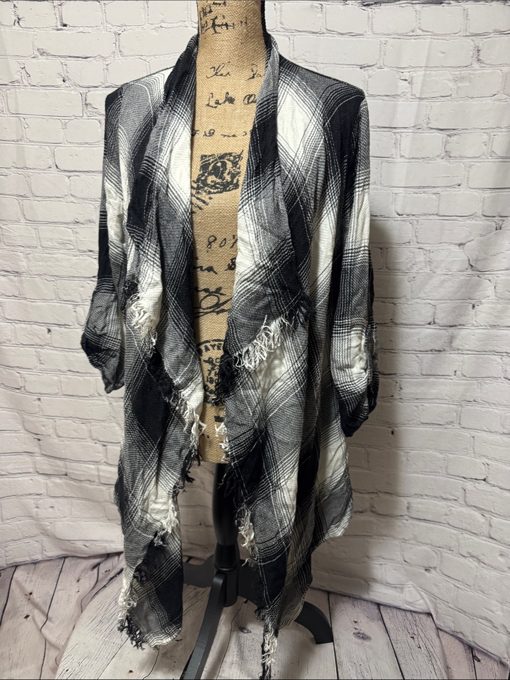 Like new Maurice’s Black & White Plaid Open-Front Fringe layering cardigan Jacke